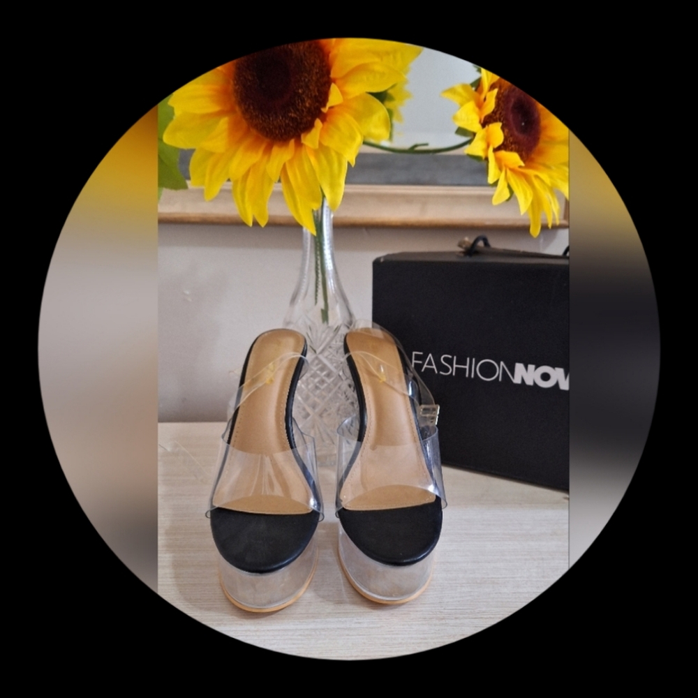 FashionNova size 10 Sandals Women's